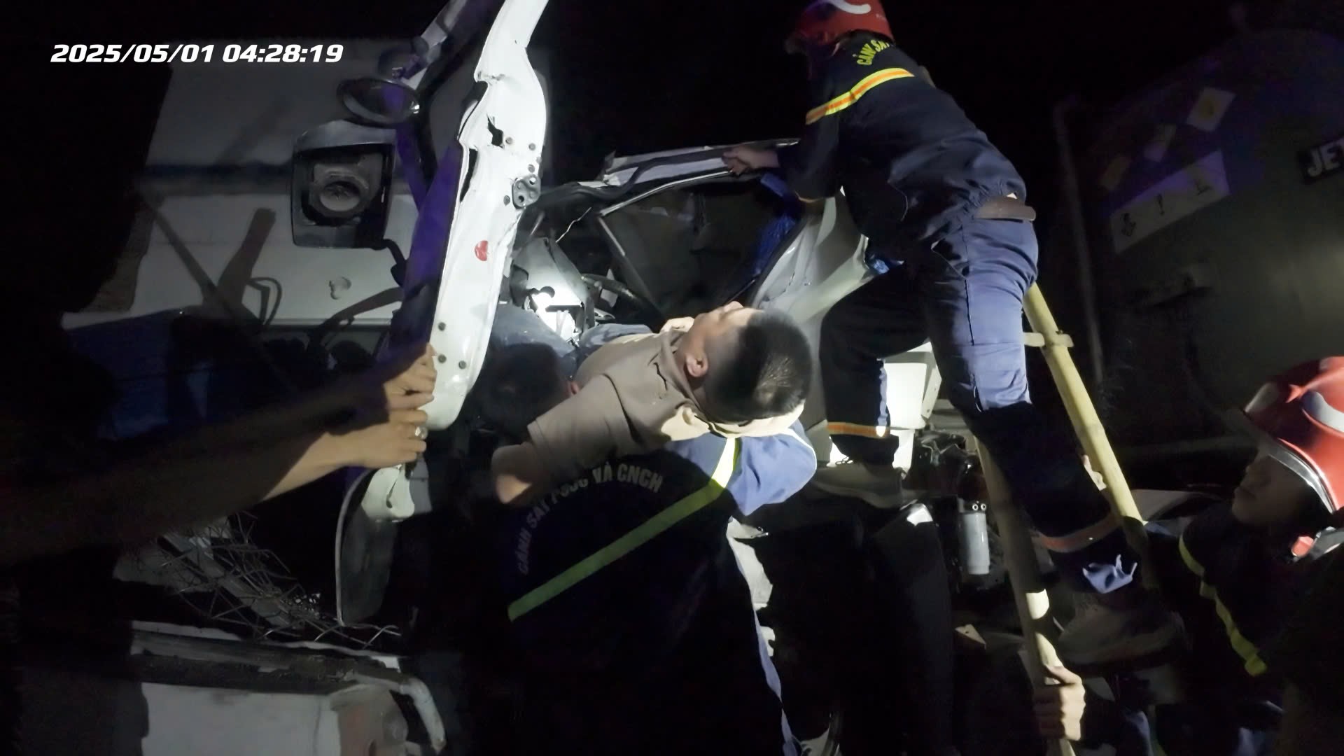 Cứu hộ một người trong vụ xe téc chở xăng dầu đâm vào nhà dân tại huyện An Lão